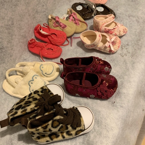 8 pairs of newborn shoes - Picture 2 of 9
